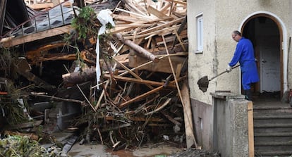 Un hombre limpia su casa, después de las fuertes lluvias en la ciudad alemana de Simbach am Inn, el 2 de junio.