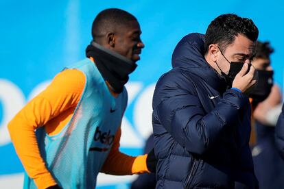 Dembélé y Xavi, en el entrenamiento del Barça de este sábado.