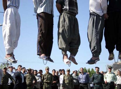 Los cuerpos de cinco hombres ahorcados en Mashad son observados y fotografiados por el público.