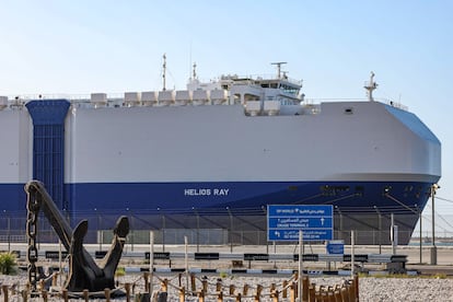 El mercante 'Helios Ray', de un naviero israelí, atracado para su reparación, el 28 de febrero en Dubái.