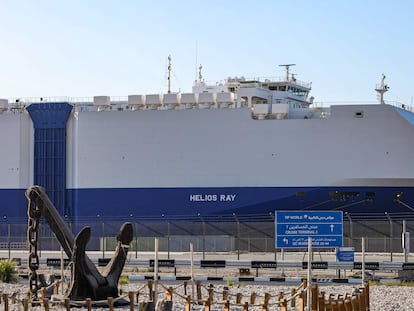 El mercante 'Helios Ray', de un naviero israelí, atracado para su reparación, el 28 de febrero en Dubái.
