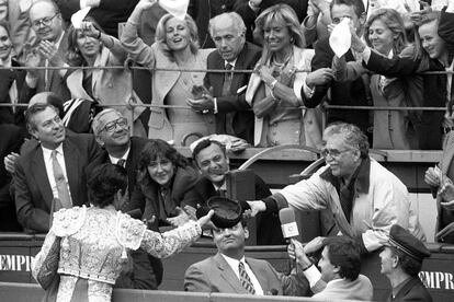 En la imagen, el torero Joselito brinda un toro al escritor Gabriel García Márquez durante una corrida de la Feria de San Isidro el 15 de mayo de 196