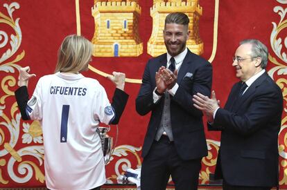 Cristina Cifuentes, con la camiseta del Real Madrid, acompañada por Sergio Ramos y el presidente del equipo madridista, Florentino Pérez.