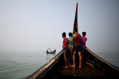 Refugiados rohingya tripulan un bote de pesca en la bahía de Bengala cerca de Bazar de Cox (Bangladés), el 24 de marzo de 2018. En este asentamiento de Bangladés ya viven un millón de personas, después de que una minoría musulmana huyera de Myanmar —desde agosto de 2017— ante la brutal represión del Estado. La minoría étnica rohingya de Myanmar lleva décadas siendo perseguida por un Estado que no los reconoce, convirtiéndose en una población sin patria obligada a escapar ante lo que muchos definen como "limpieza étnica".