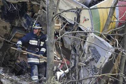 Un bombero trata de despejar la zona del accidente.