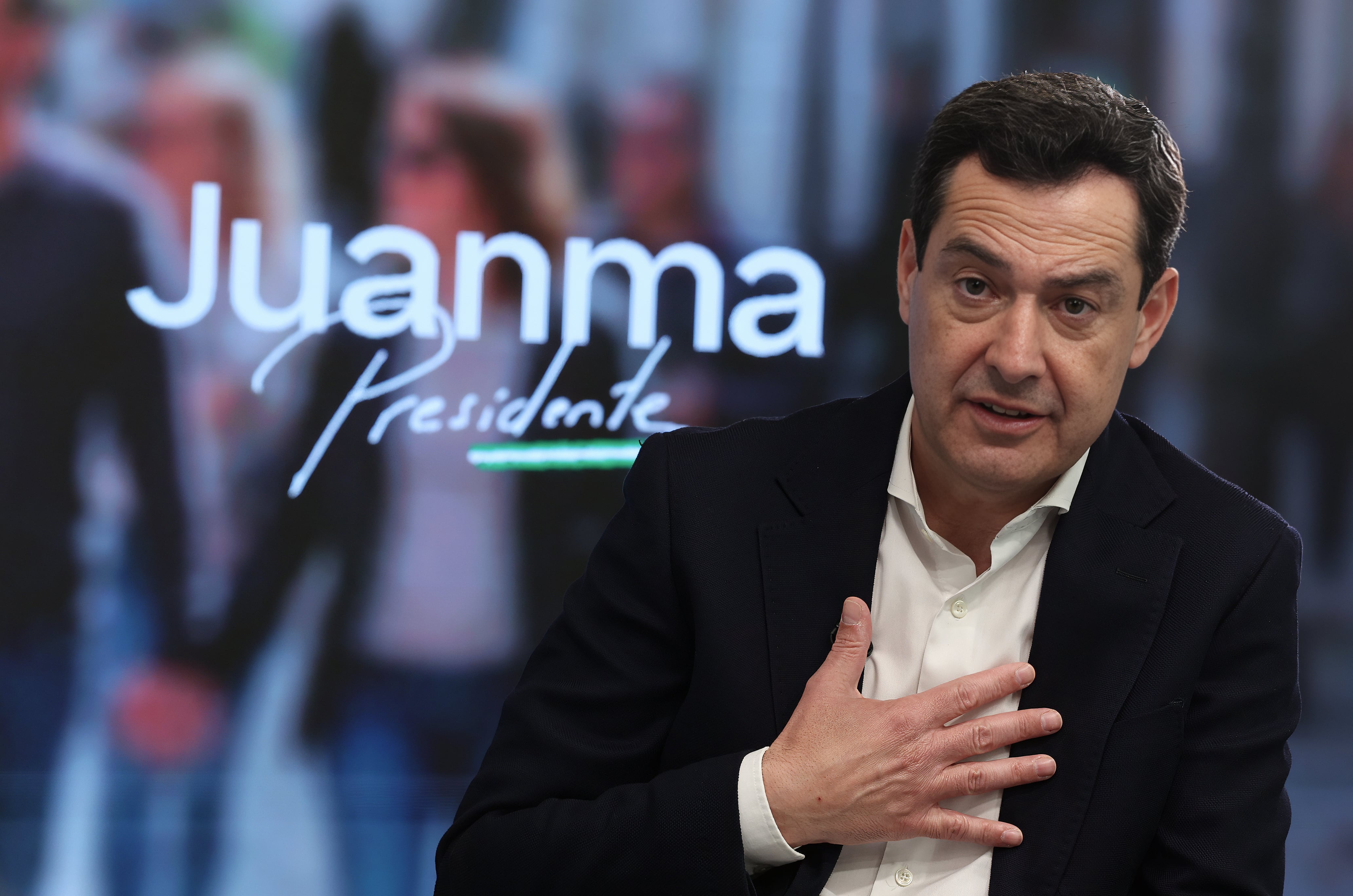 Moreno, en la sede del PP en Sevilla, en un momento de la entrevista. 