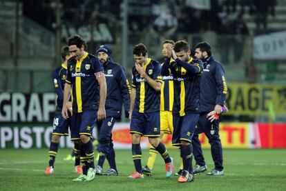 Los jugadores del Parma, cabizbajos tras perder ante el Juventus
