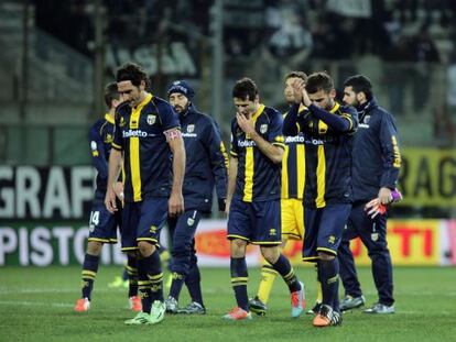 Los jugadores del Parma, cabizbajos tras perder ante el Juventus