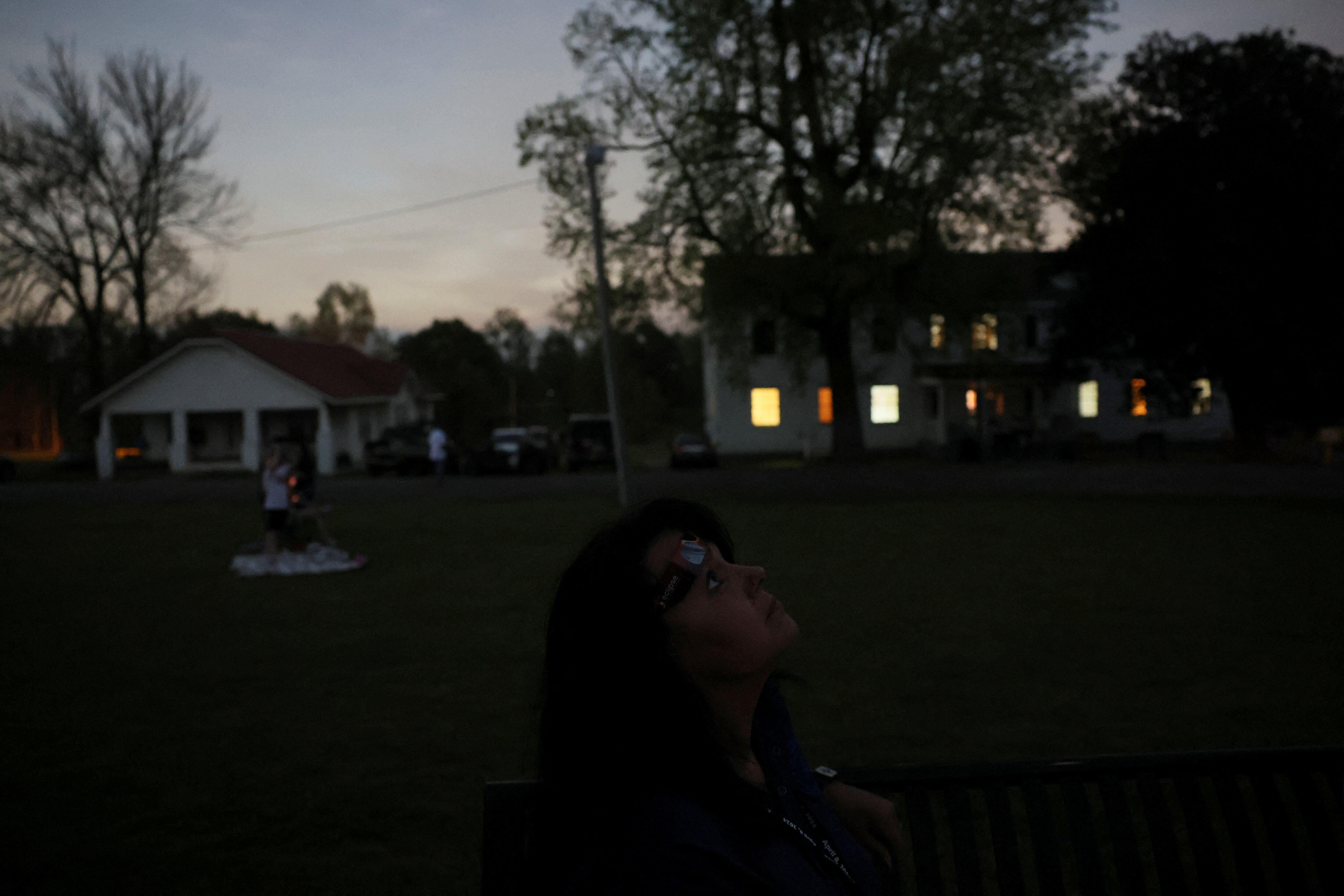 Una mujer observa el eclipse total en la oscuridad en Millerton, (Estado de Oklahoma).