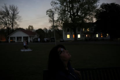 Una mujer observa el eclipse total en la oscuridad en Millerton, (Estado de Oklahoma).