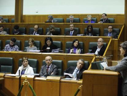 Miembros del Gobierno y parlamentarios del PNV escuchan a Laura Mintegi.