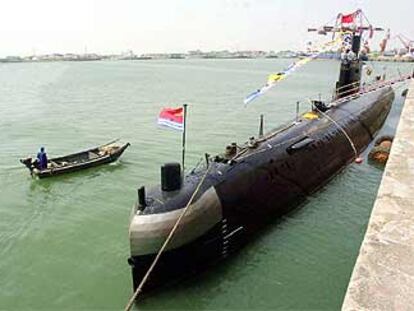 Un submarino chino, anclado en el puerto de Qingdao.
