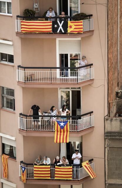 Balcones decorados con la bandera estelada en la avenida Meridana de Barcelona durante la celebración de la Diada.