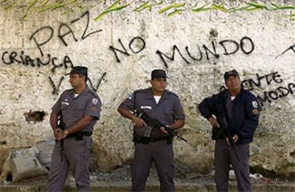 Varios policías de Río de Janeiro montan guardia en una de las zonas de las que huyó la población tras las amenazas de los narcotraficantes.