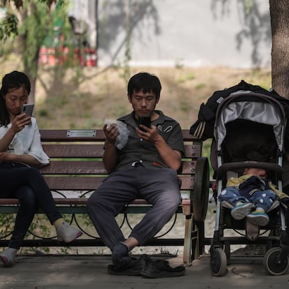 Beijing (China), 05/05/2020.- A family rests in Chaoyang Park on the last day of the Labour Day holidays in Beijing, China, 05 May 2021. The Labour Day holiday begins from 01 May to 05 May that expects to see around 265 million domestic trips during the holidays. EFE/EPA/WU HONG