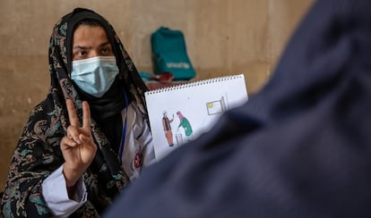 El 2 de agosto de 2023, Rahima Karimi, una trabajadora de salud comunitaria, visita a Ghuncha Gul, una madre embarazada de nueve meses en Jebrael, en la provincia de Herat, Afganistán.
Esta trabajadora de salud, de 22 años, lleva más de cinco como voluntaria, ayudando a su comunidad junto a su primo Abudllah Jabbari. Mientras recibe formación sanitaria básica y suministros médicos de Unicef, Rahima ayuda a las mujeres y niños de su comunidad que necesitan asesoramiento médico. Durante el embarazo, aconseja a estas mujeres sobre cómo cuidarse, alimentarse correctamente, tomar las pastillas de ácido fólico y acudir a la clínica en caso de tener problemas de salud. Pero, sobre todo, les aconseja que acudan a la clínica para dar a luz, de modo que reciban la mejor atención posible y reducir los riesgos. También vigila la desnutrición de los niños y los remite a un punto de atención si están malnutridos.