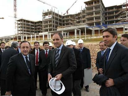 Camps y Florentino Pérez visitan las obras de la Fe