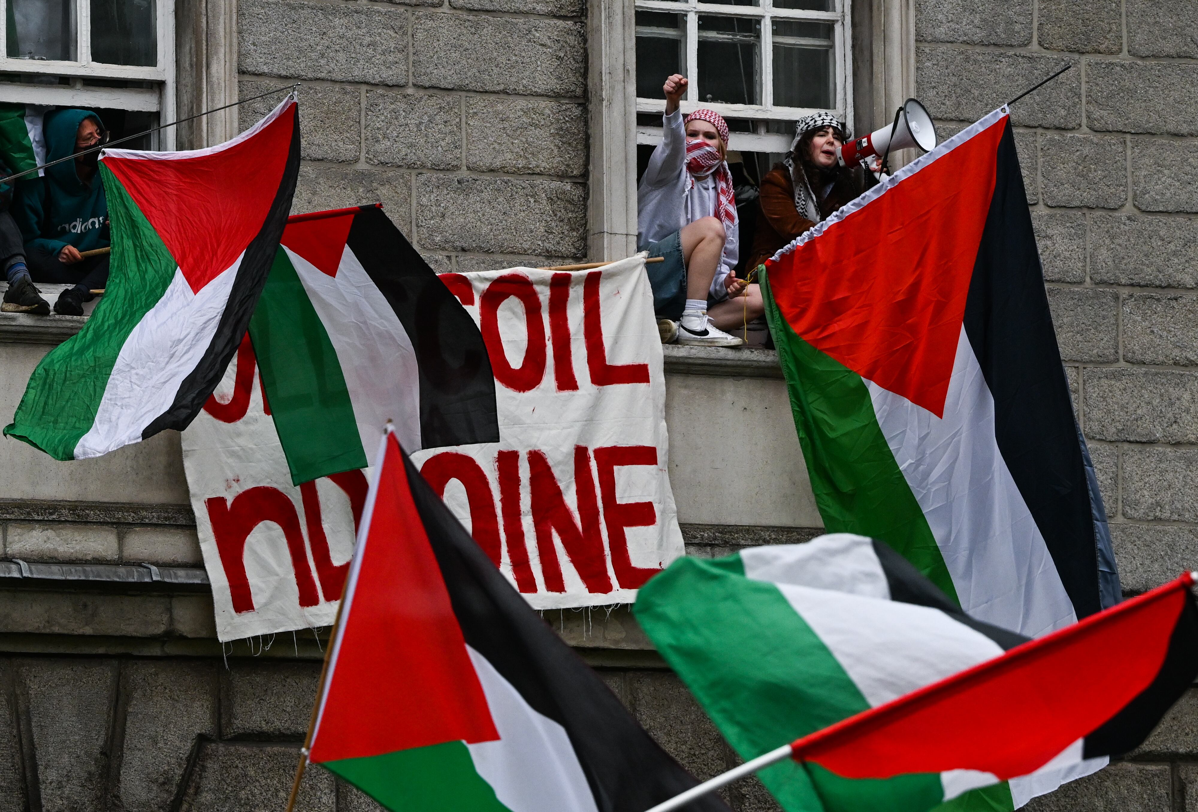 Manifestantes propalestinos se reúnen fuera del Trinity College de Dublín, este fin de semana.