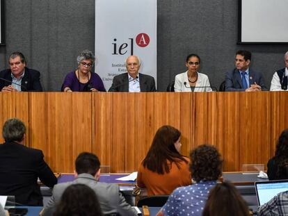 Los exministros de Medio Ambiente de Brasil Jose Carlos Carvalho, Carlos Minc, Marina Silva, Rubens Ricupero, Izabella Teixeira, Sarney Filho y Edson Duarte.