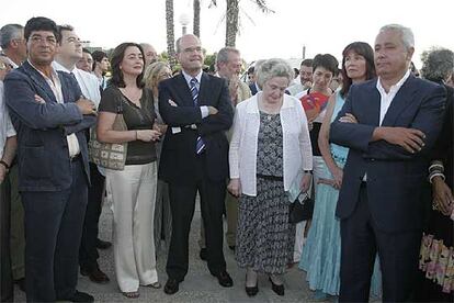 Diego Valderas, Julián Álvarez, Mar Moreno, Manuel Chaves, María de los Ángeles Infante, Micaela Navarro y Javier Arenas, ayer en Sevilla.