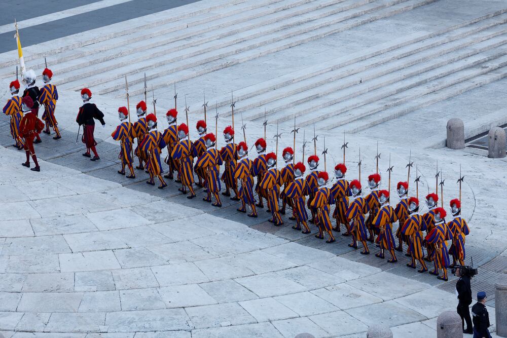 Swiss guards walk in St. Peter's Square, after white smoke rose from the chimney on the Sistine Chapel, indicating that a new pope has been elected, at the Vatican, May 8, 2025. REUTERS/Remo Casilli
