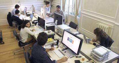 Jóvenes trabajando en una oficina de coworking en Madrid.
