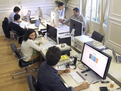 J&oacute;venes trabajando en una oficina de coworking en Madrid. 