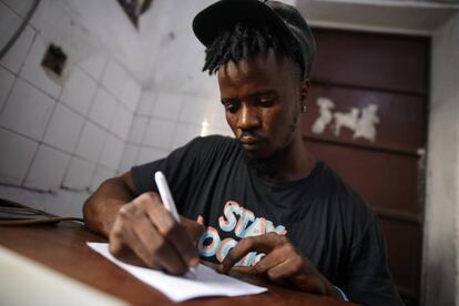 Yousef Kamara escribe un poema en Freetown, Sierra Leona.