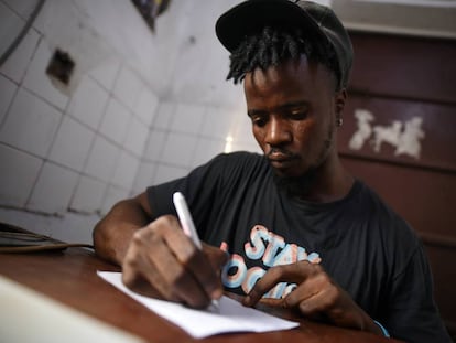 Yousef Kamara escribe un poema en Freetown, Sierra Leona.