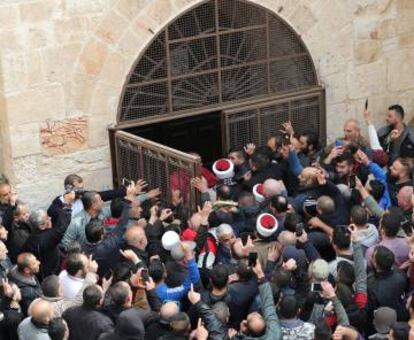 Palestinos musulmanes se agolpan cerca de Al Aqsa el 22 de febrero de 2019.