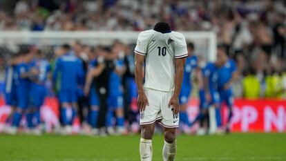 Jude Bellingham se lamenta al terminar el partido contra Eslovenia.