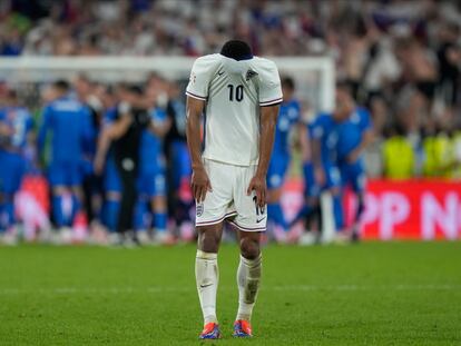 Jude Bellingham se lamenta al terminar el partido contra Eslovenia.