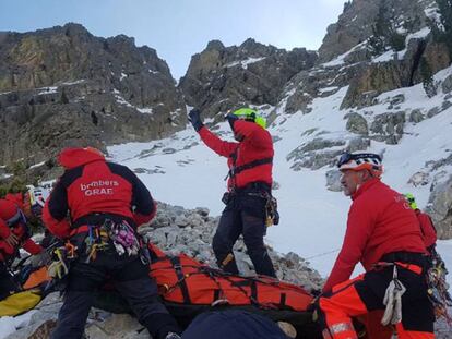 Agentes del Grupo de Actuaciones Especiales de los Bomberos de la Generalitat, en un rescate de alta montaña.