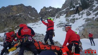 Agentes del Grupo de Actuaciones Especiales de los Bomberos de la Generalitat, en un rescate de alta montaña.