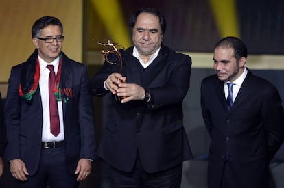 El presidente de la federación afgana de fútbol, Karim Keramuddin, ganador del trofeo al juego limpio. Le acompaña el presidente de la asociación de fútbol de Jordania, el príncipe Ali bin al-Hussein.