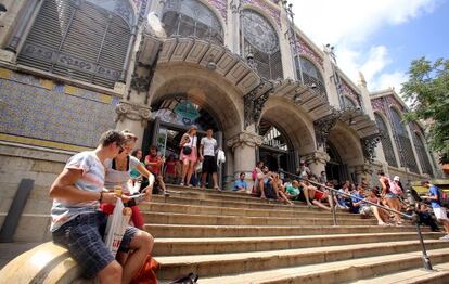 Un grupo de turistas visita el Mercado Central de Valencia.