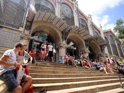 Un grupo de turistas visita el Mercado Central de Valencia. 