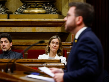 La presidenta del grupo de En Comú Podem en el Parlament, Jéssica Albiach, atiende la intervención del presidente de la Generalitat, Pere Aragonès, durante un pleno.