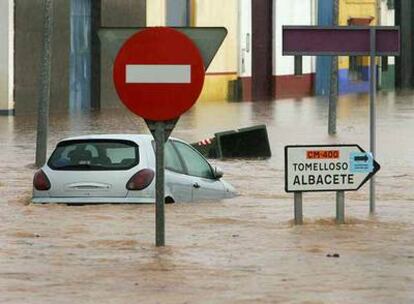 Una de las calles de Alcázar de San Juan inundadas por las lluvias.