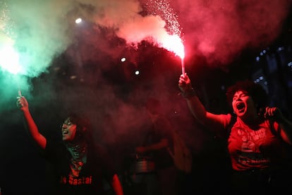 Mujeres encienden bengalas en São Paulo, durante la protesta.