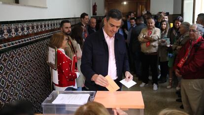 Pedro Sánchez vota en el colegio Nuestra Señora del Buen Consejo, en Madrid. 