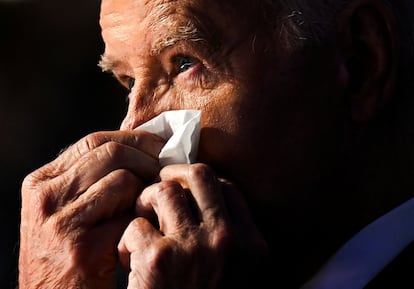 Joe Biden se limpia las lágrimas de los ojos mientras asiste a la Convención Nacional Demócrata en Chicago.