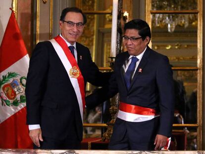 El presidente peruano Martin Vizcarra y el nuevo ministro de Justicia Vicente Zeballos durante la toma de posesión 