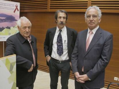 Desde la izquierda, el sexólogo Félix López, el epidemiólogo Jesús María García Calleja y el presidente del Congreso Nacional sobre el sida, Daniel Zulaika.