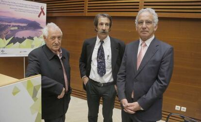 Desde la izquierda, el sexólogo Félix López, el epidemiólogo Jesús María García Calleja y el presidente del Congreso Nacional sobre el sida, Daniel Zulaika.