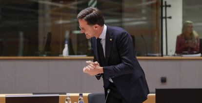 El primer ministro holandés, Mark Rutte, sonríe durante una reunión de la Cumbre Europea en Bruselas. 
 