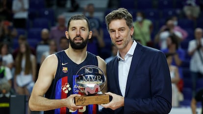 Pau Gasol entrega a Mirotic el premio de MVP de la final.