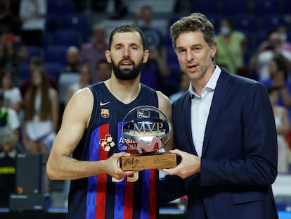 Pau Gasol entrega a Mirotic el premio de MVP de la final.