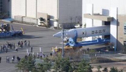 El cohete surcoreano Naro es trasladado a la plataforma de lanzamiento en el centro espacial de Goheung (Corea del Sur). EFE/Archivo