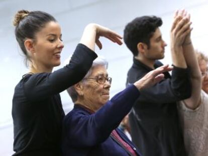 El Ballet Nacional de España imparte una clase a varios pacientes en el Día Mundial de la enfermedad